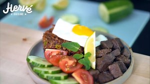 En 30 minutes vous réalisez un repas complet avec ce Loc Lac que l'on mange au Vietnam et au Cambodge. C'est un plat que je prends souvent à emporter quand je n'ai pas le temps de cuisiner, et aujourd'hui je vous livre ma recette. Certains ajoutent de la sauce huitre dans la marinade, perso je n'en mets pas. Testez la recette et dites moi ce que vous en pensez :) Recette réalisée avec les pavés de boeuf Charal. Les ingrédients : • 2 pavés de boeuf • 3 cuil. à soupe de sauce soja • 2 cuil. à soup