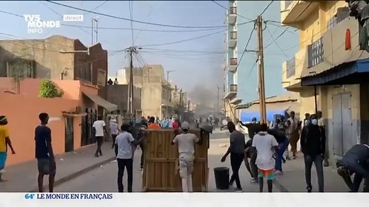 Sénégal : la colère gagne de nombreuses villes TV5MONDE Info Le Sénégal s'enfonce un peu plus dans la crise. Deux hommes de 22 et 23 ans sont morts en marge des manifestations contre le report de la présidentielle du 25 février. La colère a gagné plusieurs villes du pays. Des rassemblements dispersés par les forces de l'ordre. | Psn Animation Média
