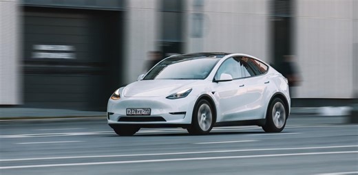 テスラの｢自動運転タクシー｣がついに始動（助手席に見張り付き）