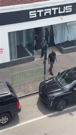 Gunna stepped out with his girl for lunch and a fan asked for a hug… he gave him a handshake instead 😭👀