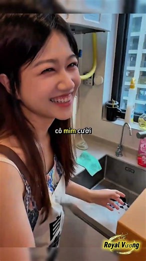 The husband gave his wife a gift while she was washing dishes, and the ending shocked everyone 🤣