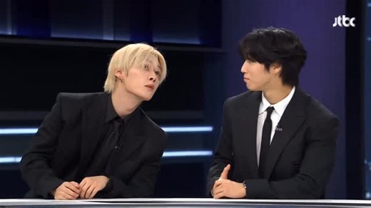 ARAB MINSUNG on Instagram‎: "✮ ― مينسونق من قناة اخبار JTBC 🤍! لينو يمازح هان لأنه ظل ينظر إلى السقف بينما كان يتحدث 😭😭😭 Minsung on JTBC News Channel 🤍! leeknow teasing han bc he kept looking at the ceiling while he was talking😭😭😭 🐾 › ⌞ 171125 ⌝ ⋆ ౨ #minsung #leeminho #leeknow #han #hanjisung #Arabminsung ৎ"‎