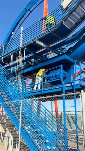 Up early, making thrills safe 🎢 Morning maintenance on SCREAM keeps every loop and drop in perfect working order. #trainlesstuesday #magicmountain | Six Flags Magic Mountain