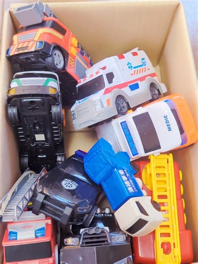 おもちゃの車で坂道を走らせる楽しさ