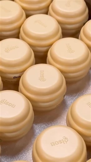 Sephora Middle East | ‎لمسة عسل لشفاهك 🍯💛 الماسك الجديد بالعسل من @gisou حصريًا في سيفورا A little honey for your lips 🍯💋 @gisou’s new Honey Glaze Lip Mask Only...‎ | Instagram