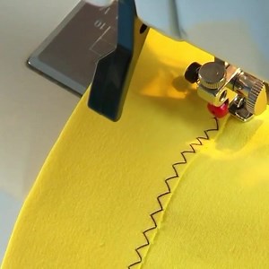 La wonder tape es una cinta doble cara adhesiva y soluble. Entre otras cosas sirve para pegar dobladillos y después coserlos. . Pero a parte de servir para pegar el dobladillo , sirve para dar cuerpo a esa zona por donde pasáis el pespunte, por ejemplo en este vídeo @prym.consumer utiliza la #wondertape para dar cuerpo y consistencia al punto. Por eso también usa un tramo tan largo de cinta, yo si fuera a pegar un dobladillo, pero simplemente por sujeción pondría pedacitos para no gastar tanta c