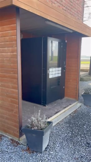 Aujourd’hui, je t’emmène avec moi dans une petite journée découverte près de chez moi 🌿 Un arrêt dans une ferme locale pour des œufs frais et du miel 🍯🥚 Puis direction un magasin bio à Saint-Georges-sur-Meuse pour flâner, découvrir, s’inspirer… Pas de collaboration, pas de placement produit. Juste le plaisir de consommer local, de prendre le temps, et de te montrer ce que j’aime au quotidien 🤍 Si toi aussi tu aimes découvrir de bonnes adresses et des alternatives plus simples et plus vraies,