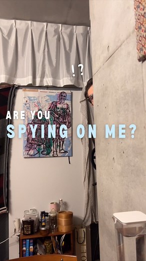 たっチューバーチャンネル【国際カップル】 | Tap here👈 1人で遅くまで仕事をしていると、彼が一緒に寝たいのでチラチラと覗きみしてきます。 When I work late by myself, my boyfriend spies on me because he wants to sleep with... | Instagram