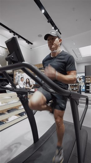 2XU on Instagram: "Sydney showed up and raced hard. The new 2XU Chatswood Chase store opened with head-to-head sprints against Connor Bond. New space. New energy. Same drive. Find us now at Chatswood Chase."