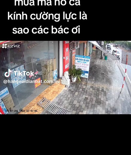 Kính cường lực tự vỡ khi mưa là sao?
