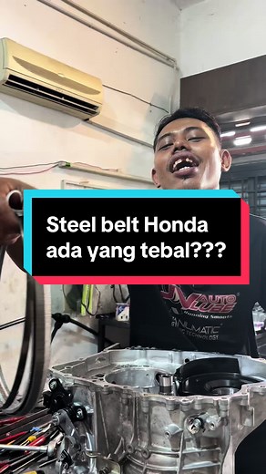 Pernah terfikir tak, steel belt gearbox Honda ada yang tebal & ada yang nipis? 🤔 Untuk hampa yang pakai Honda CVT 👇 Selagi kapasiti enjin & gearbox 1.8 ke bawah, steel belt size dia sama ja takda beza pun. Jadi walaupun enjin rasa lebih power… 👉 jangan lenjan sangat 🚫💥 Sebab steel belt tu tetap guna jenis dan size yang sama 😅 Tapi ada satu group Honda yang special 😎🔥 Model turbo! 💨 Honda turbo pakai steel belt lebih tebal berbanding model biasa.So hampa boleh lah pecut sikit-sikit 😏⚙️ 
