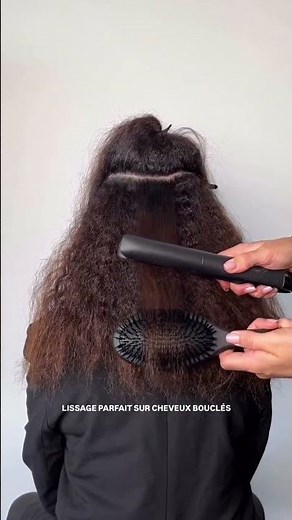 Lissage express 😳 1 passage = mèche parfaitement lisse avec le lisseur ghd platinum+ ! #straighthair