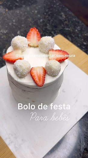 Daniela Pacheco | Receitas saudáveis on Instagram: "Bolo de festa Fofinho e delicioso ✅9 meses + Massa: 2 maçãs (usei fugi) 2 ovos 3 colheres de sopa de azeite 1/2 xícara de farinha de trigo 1/2 xícara de farinha de aveia 1 colher de sobremesa de fermento para bolo ✅Assei a 180• por 25 minutos ✅Usei forma com 10 cm de diâmetro Para o recheio: 2 bananas maduras 1/2 xícara de leite de coco 1/2 xícara de coco ralado sem açúcar Mexer em fogo baixo até desgrudar do fundo da panela Os docinhos vou pos