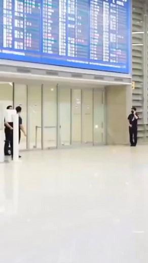 BTS V Airport Arrival: Capturing Fan Moments