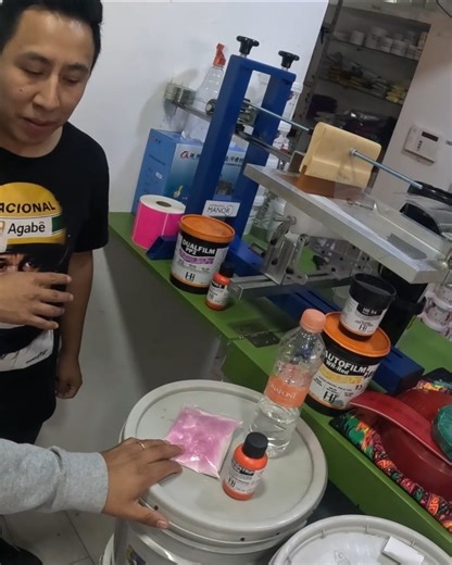 Me encontré con dos materiales que elevan cualquier impresión al siguiente nivel: los pigmentos fotocromáticos y los termocrómicos. Son tintas que literalmente cambian de color, y abren un mundo de posibilidades para playeras, stickers, proyectos creativos o piezas especiales de serigrafía.#Oaxaca #OaxacaCentro #oaxacabonito #Serigrafía | Screen Printing home - Serigrafía Mexico