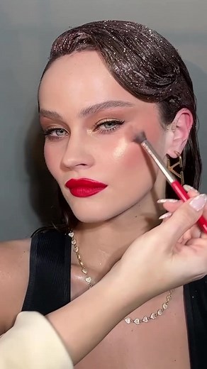 Glamorous Holiday Makeup with Georgia Hball for Valentino Beauty