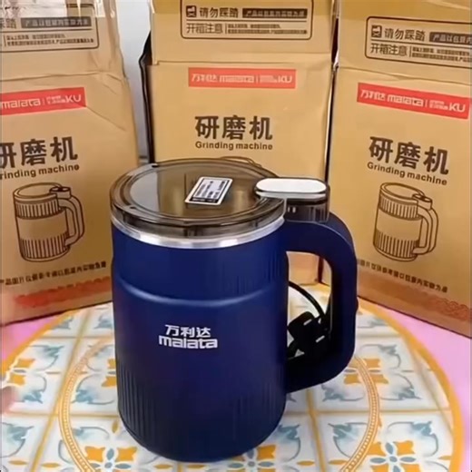 🌾 Transformez votre cuisine en un véritable atelier de saveurs !Avec notre moulin à grain 🌀, préparez en quelques minutes ⏱️ vos farines, épices et céréales fraîches et 100 % maison. ✅Ultra rapide ✅ Zéro effort ✅ Des résultats nets et réguliers Commande au 78 104 73 90 | Royal Market