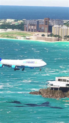 Pilot Skill Tested! Giant Boeing 747 Crosswind Landing #aviation #boeing747 #shortrunway #landing