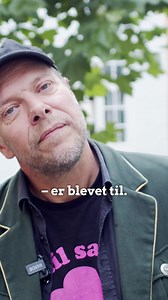 Hvorfor er havet blåt? Og hvor kommer månen egentlig fra? Det er de gyldne og svære spørgsmål, kun børn kan finde på at stille 😆 Men hvordan svarer man lige på det? 😅 Johan Olsen og Julie Bang svarer på netop nogle af de mange store og vilde spørgsmål, børnene stiller ved at gå tilbage i tiden til dér, hvor alting startede i "Den Største Historie", som nu kan fås som både bog og podcast ✨ Her møder vi pigen, Ava, og videnskabsmanden, Johan, der sammen udforsker, hvor mennesker kommer fra, hvad