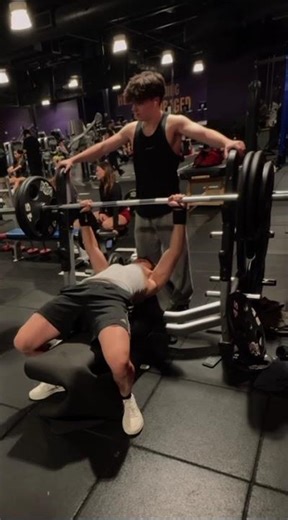 275 bench PR at 15YR #gym #gymbro #benchpress #fyp