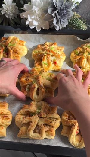 🌸 Savory Puff Pastry Flowers Crispy, cheesy, and perfect for gatherings ✨ Ingredients (10–12 pieces): * Puff pastry sheets * 200g chicken (small cubes) * 1 tsp salt * 1tsp black pepper * 1 tsp paprika * 1 tsp oregano * ½ cup chopped onion * ½ cup chopped bell pepper * ½ cup grated cheddar cheese * ½ cup shredded mozzarella * Sesame & chia seeds (for topping) * 1 egg (for egg wash) * How to make: 1️⃣ Cook chicken in a pan until it changes color. 2️⃣ Add the seasonings and mix well. 3️⃣ Add onion