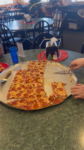 The second King Kong Challenge from this past Saturday 🦍🍕Did they have what it takes to conquer the Kong… or did the Kong prove too strong once again?🎥 Watch the video to find out if they defeated the King Kong Challenge!Think you’ve got what it takes? Grab a teammate and come take on the Kong at Chet & Matt’s! | Chet & Matt's Pizza