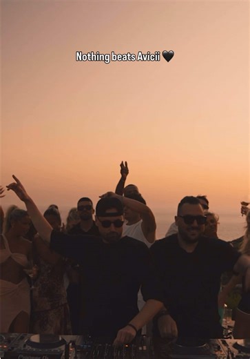 Zakynthos Sundown Set: Swedish House Mafia x Avicii Mashup