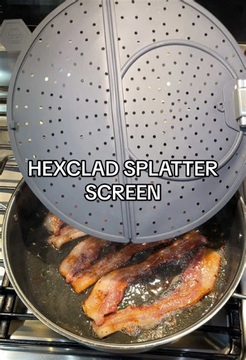 This splatter screen makes frying food so easy with less cleanup 😍 #bacon #splatterscreen #hexclad #fryingpan #kitchenessentials