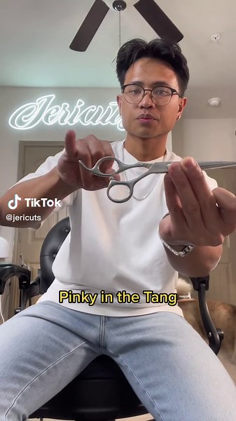 Flip your scissors like a pro! If you’re a beginner barber learn this trick and you’ll look much more experienced and gain clientel. Practice makes perfect! #barber #tips #tricks #education