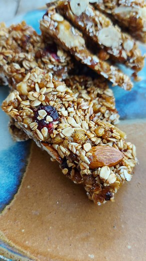 Barras de cereal Estas barritas son muy rápidas y no tiene nada de grasa Qué te parecen? Granola: ✔300 g. de avena en ✔25 g. de pasas de arándanos o pasas (sin semilla) ✔75 g. de frutos secos, almendras. nueces, avellanas o lo que te guste ✔30 g. de arroz inflado o quinoa inflada ✔1 cucharadita de azúcar mascabo ✔Placa de silicona Para hacer las barritas: ✔200 g. de miel pura de abejas. ✔100 g. de azúcar mascabo ( azúcar común tambien puede ser) Para La granola: En una sartén caliente, colocar l