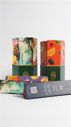 A Caixa Hexagonal Ibá foi criada para surpreender desde o primeiro olhar. Cada um dos seis módulos que compõem o hexágono revela uma faceta da marca: os sabores clássicos, as ilustrações que homenageiam os biomas brasileiros e a carta de harmonizações pensada para inspirar diferentes momentos do dia. Ao abrir a caixa, a experiência se torna ainda mais completa. A carta de harmonização apresenta o QR Code que leva ao assistente de IA da Ibá, onde você encontra combinações, receitas e sugestões de