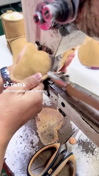 Shoe-making technology sharing #Patternsewingmachine#slittingmachine#Punchingandslittingmachine#ribboncuttingmachine @dsl shoe machine factory @dslcutting @dsltech @nhà sản xuất giày @nhà máy sản xuất giày @nhà máy sản xuất giày @rocshoemachine @Shoe machine factory@Shoe machine factory