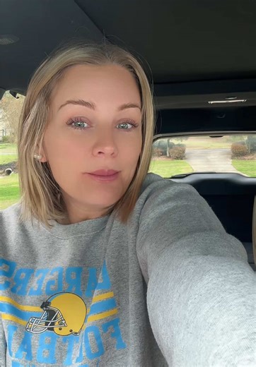 A little car FaceTime while I eat lunch hehe 🌮😋 #eatlunchwithme #tacobell #heartstringsforhope #chattanoogatennessee @Ella Langley @tacobell @Alani Nutrition