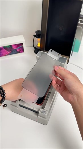 Applying a screen protector to your phone this way is more efficient#otao #screenprotector #iphone