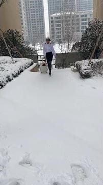 It's snowing again, flights canceled. Enjoy cooking favorite dishes at home.