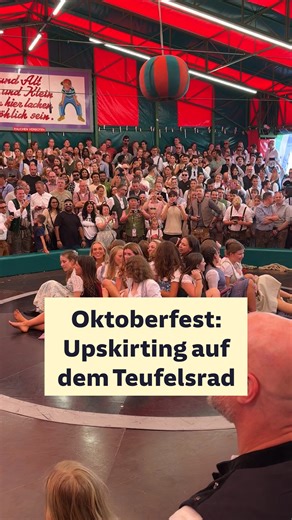 Auf der Wiesn-Attraktion flattern die Röcke häufig nach oben. Videos davon landen immer wieder im Netz. Auch dieses Jahr existieren wieder Clips wie „Sexy Girls auf dem Teufelsrad“, in manchen sind montierte Pfeile auf Unterhosen gerichtet. „Upskirting“, so heißt das heimliche Filmen von intimen Körperstellen. Bereits seit 2021 gilt es in Deutschland als strafbares Sexualdelikt, Angeklagte können mit einer Geld- oder Freiheitsstrafe von bis zu zwei Jahren rechnen. Poster zeigen an Ort und Stelle