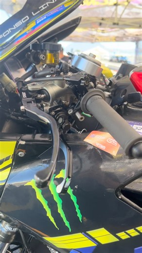 les explico por qué dos bombas de o maniguetas del lado izquierdo de nuestra Ducati Panigale v2 🫡 . Espero que les guste cualquier pregunta 👇🏻👇🏻👇🏻 . #motorcycle #doctormotosbogota #motogpcolombia #motorbike | Alfonso Jonathan Linares