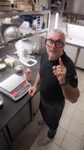 Tu en as marre de multiplier les récipients quand tu cuisines ? Voici l’astuce que tous les pâtissiers professionnels utilisent, mais que personne n’enseigne : la pesée inversée. Comment ça marche ? Tu as besoin de 100g de crème dans ta préparation. Au lieu de sortir un saladier, le poser sur la balance, verser 100g dedans, puis le transvaser dans ton mélange, tu fais l’inverse. Tu poses ta bouteille de crème directement sur la balance. Tu tares (remise à zéro). Tu verses ta crème dans ton salad