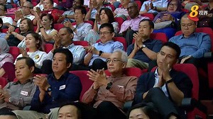 8月18日【国庆群众大会2019】总理表示，政府目前还不需要推出刺激经济的配套。不过，如果经济情况恶化，政府已经做好准备，会及时采取适当的应对措施，保住工友的饭碗。http://bit.ly/2KN0gQw #8worldnews #8视界新闻 #ndr2019 | 8视界新闻新加坡 8world News