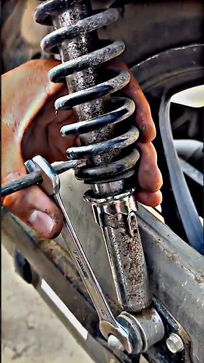 Installing and adjusting motorcycle shocks