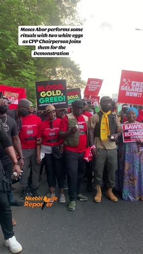 Moses Abor performs some rituals with two white eggs as CPP Chairperson Joins them for the Demonstration. #demonstration #cpp #reel #trendingvideo #like?share?comment?follow?🥰🙏😘 #foryourpagetiktok #goviral