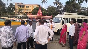 Tourist eating food on footpath at Miramar beach | In Goa 24x7