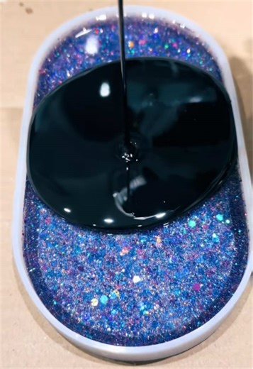 One of my favourite pours 🪩 #resin #resintutorial #asmr #epoxyresin #resinforbeginners