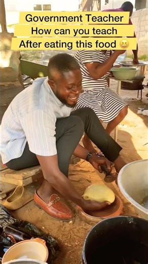 Eeii government teacher, how can you eat this Fufu before teaching 🤓🇬🇭