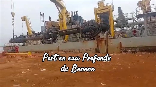 Moanda: les travaux de construction du port en eau profonde évoluent. ici il y avait l'ancien port de banana/ Onatra, tout est démoli après expropriation, la montage de sable là c'est le résultat du dragage au bord de l'océan. Travaux preparatoire du 1er quai | Infoplus Matadi