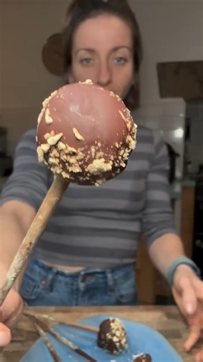 Ami-James Deane on Instagram: "CHOCOLATE CAKE POPS🔥 Healthy Vegan Weight Loss Style!! 🗨️ COMMENT “Recipe” to get my Vegan Holiday eBook for Maximum Weight Loss — packed with 65 delicious, oil-free recipes! ✨ These super easy low calorie cake pops are packed with fibre, protein & will totally satisfy your sweet cravings! Ingredients: 1 tin chickpeas 6 plain rice cakes 6-8 medjool dates 2 tbsp cacao powder 1 ripe banana 1 tsp vanilla Pinch of salt Optional - vegan dark chocolate chips Dusted in