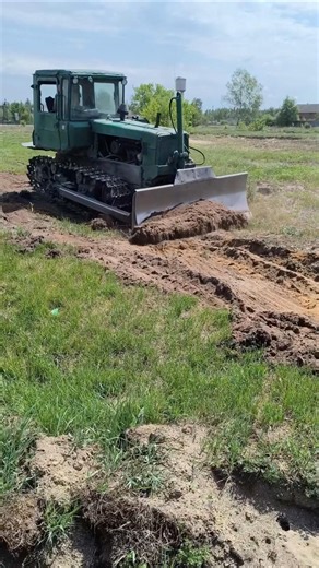 This Old Beast Still Moves Mountains. 💪⛏️ #tractor #dt75 #bulldozer