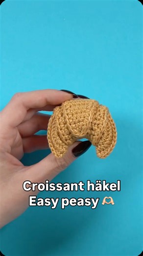 Heute zeige ich dir wie du eine richtig süßes Croissant Taschenanhänger häkeln kannst. #justmiko #justmikodiy #häkeln #crochetaddict #häkelnfetzt #amigurumi #amigurumilove #croissantcrochet | JustMiko
