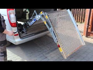 Rampa do wprowadzania wózka inwalidzkiego, rozkładana elektrycznie.