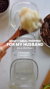 3 steps to make a balanced meal 👇🏽 1. Fill ~1/4 your plate with protein 2. Fill ~1/4 your plate with fiber rich carbs 3. Fill ~1/2 your plate with colorful fruit &/or veg *BONUS: don’t forget to cook or garnish with healthy fats ✨Example: beef rice onions, peppers, cauliflower & beans 💬Drop your go to weeknight dinner in the comments!👇🏽 ✅Follow @nourishment.nutrition for realistic & effective nutrition tips and healthy meal ideas! #mealprep #healthymeals #highprotein #dietitiansofinstagram 